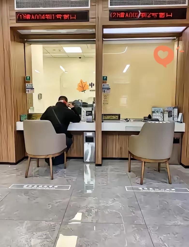 爱把钱存银行的，
这次真的要乐开花了！
因为从4月1日起，不管你是存还是取
都不