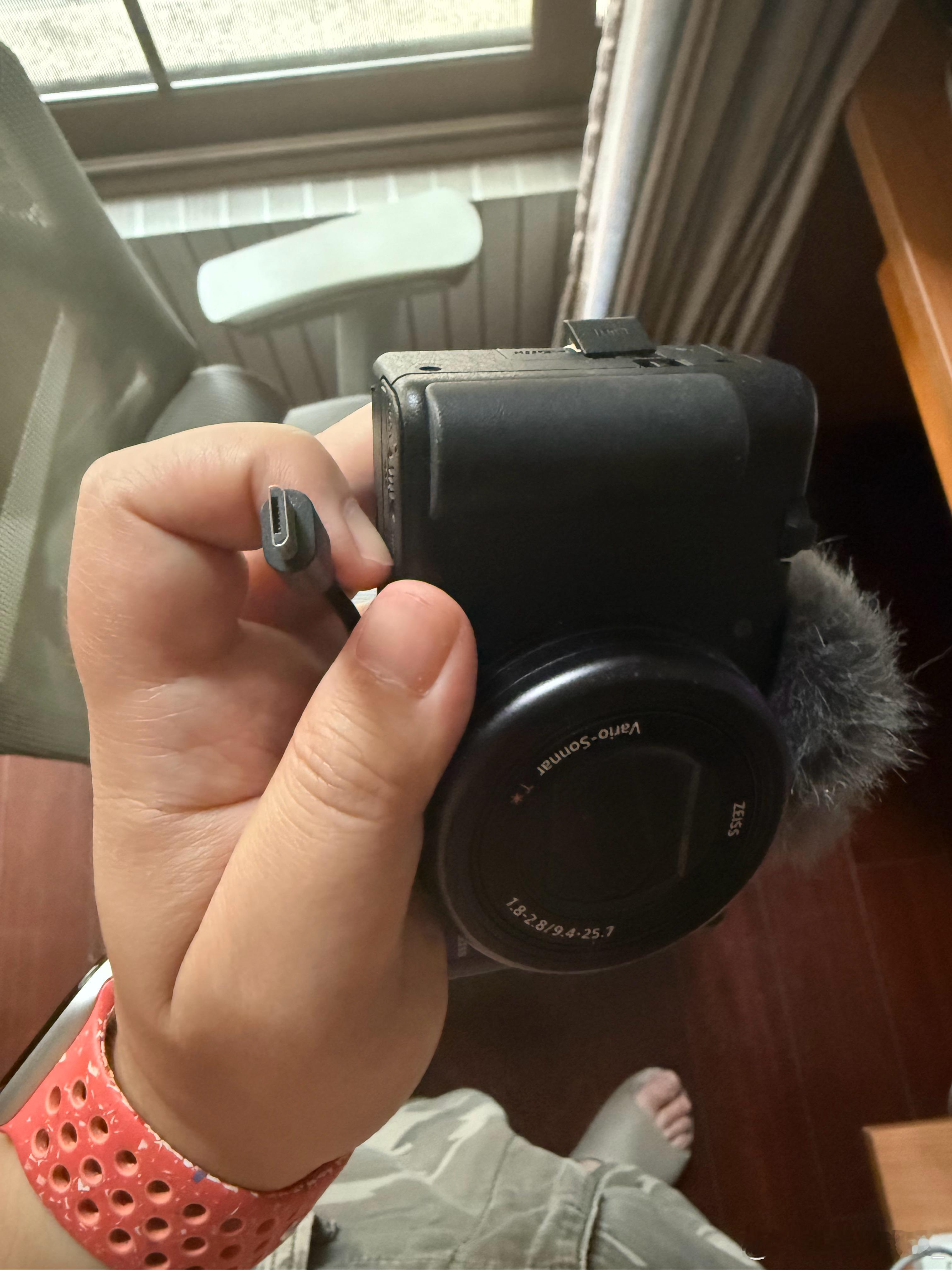 说实话，现在要找一个micro USB接口的充电线还真不一定找得到，充一下我zv