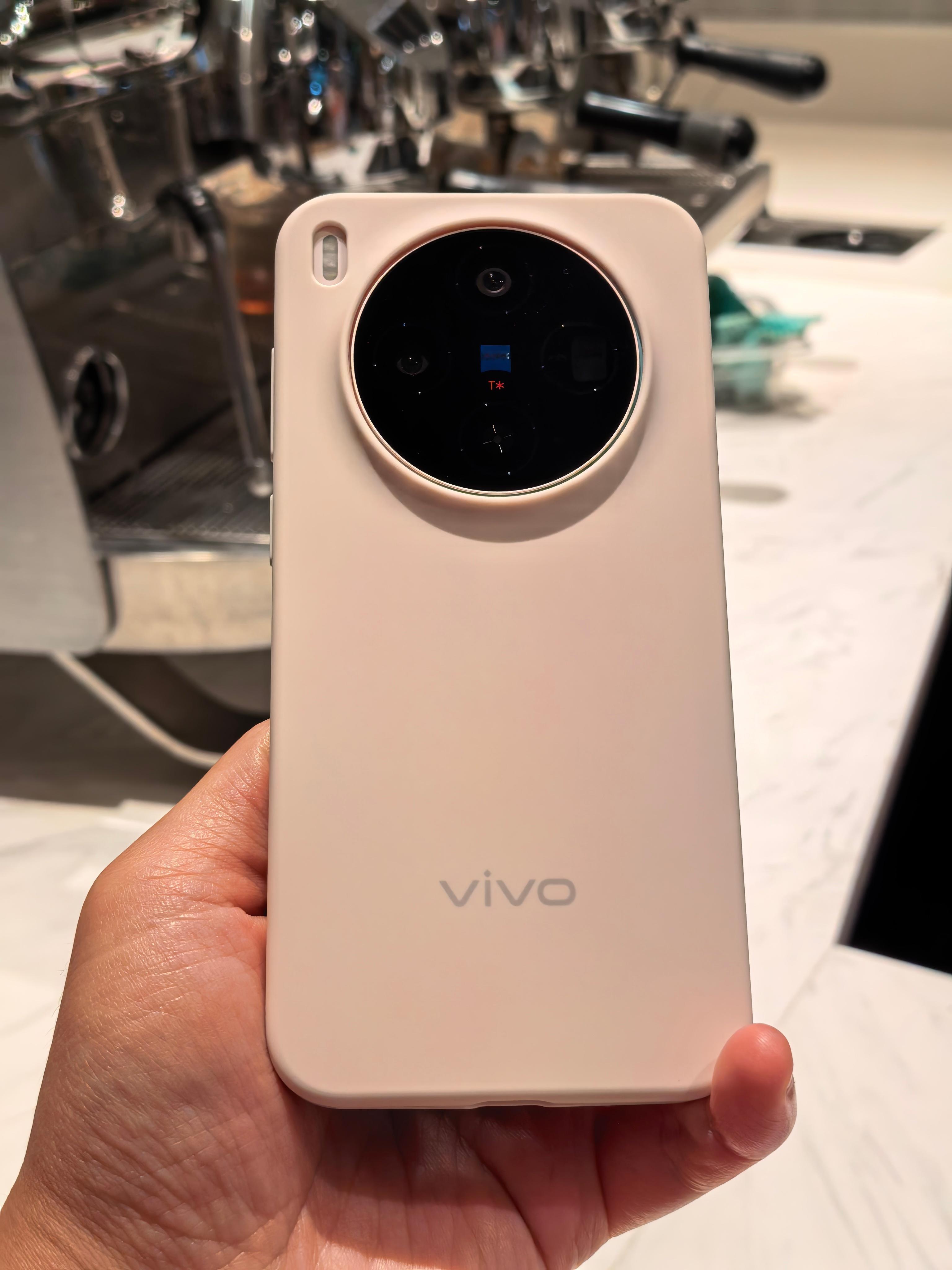 有一说一，vivo X300随机附赠的这手机壳确实可以，又轻又薄，还跟机身颜色一