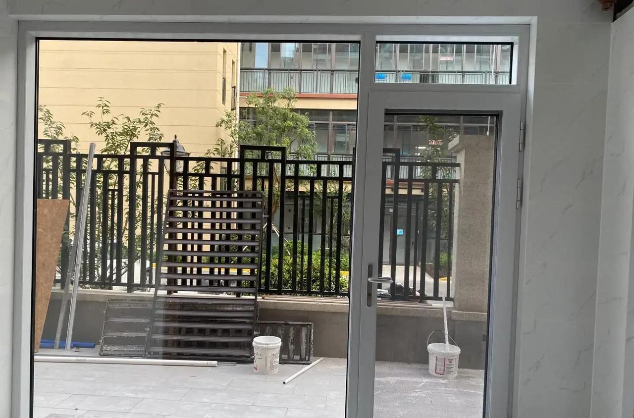 2024年无锡，封阳台漏水毁了多少家庭好心情？一个深耕20年的本地厂，竟用断桥铝