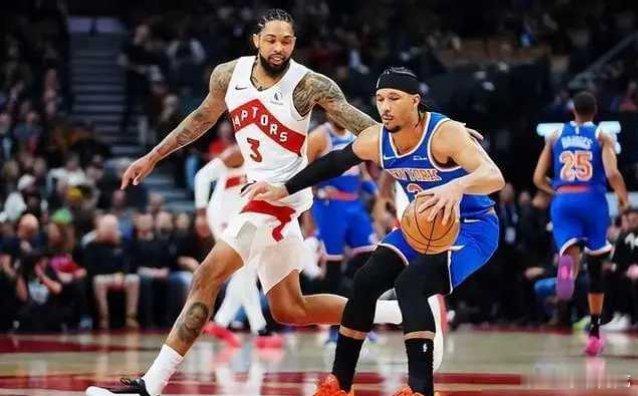 NBA常规赛迎来了一场东部强强对话，尼克斯队坐镇主场迎战猛龙队。在这场原本被认为