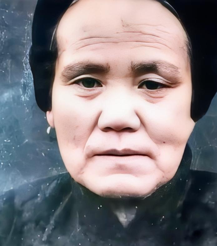 1944年，一对母子在山洞中躲避日军，突然，儿子大声哭闹，情急之下，母亲将棉絮塞