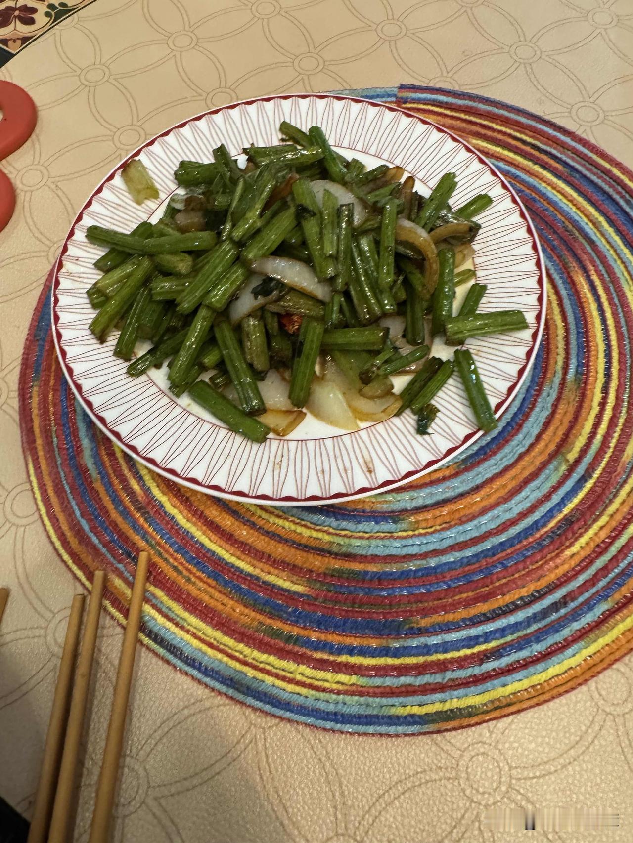 昨天晚上收到亲家快递的菜。我总感觉快递费太贵了，北京的青菜价位还可。
亲家说：自