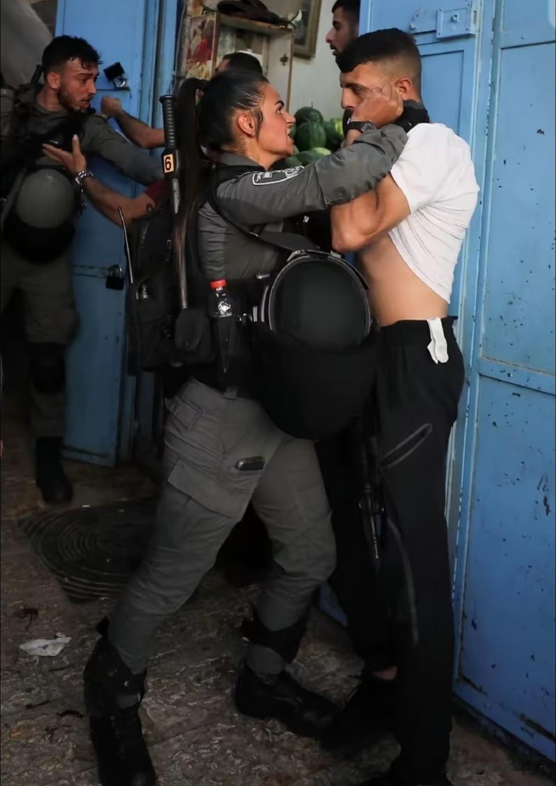 以色列女兵，敢不敢去印度？
瞧以色列女兵对待巴勒斯坦男子的模样，咬牙切齿，怒目而