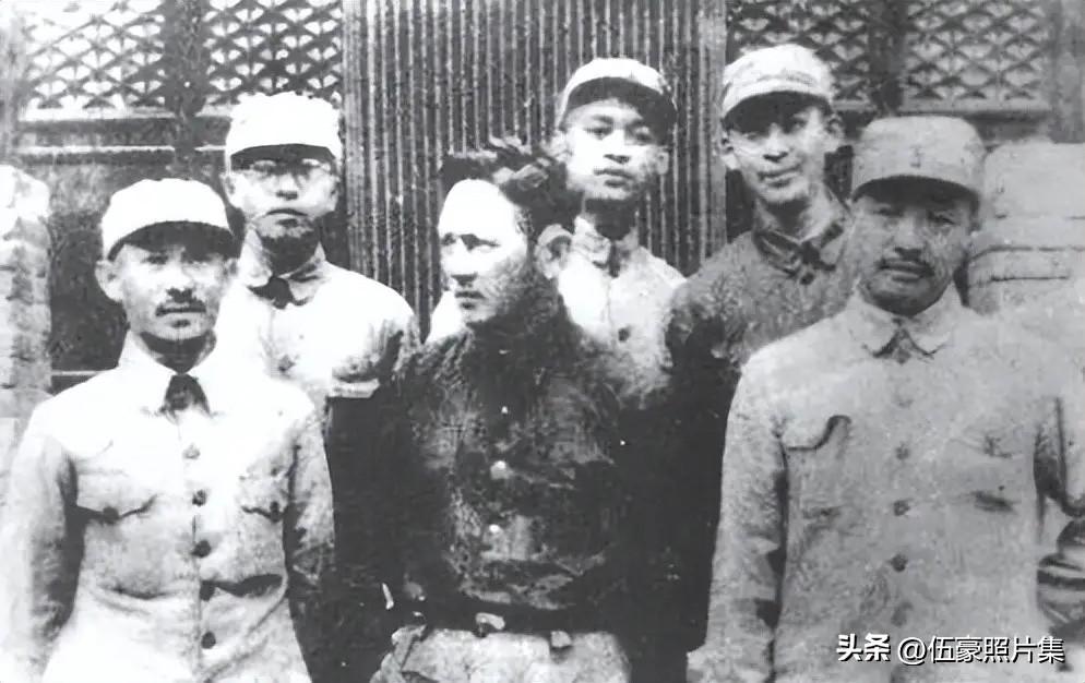 1940年9月1日，山西省兴县李家湾，八路军第120师师长贺龙（前排右一）与政委