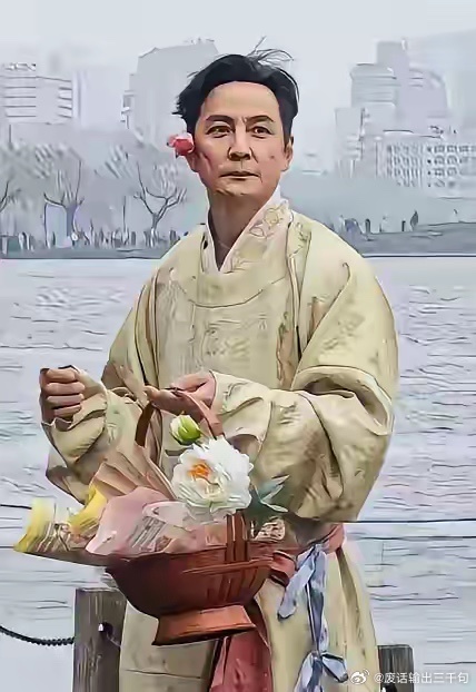 真的很好奇帅哥吴彦祖到底欠了多少钱啊！他也一把年纪了吧，竟然戴着大红花，穿着丝绸