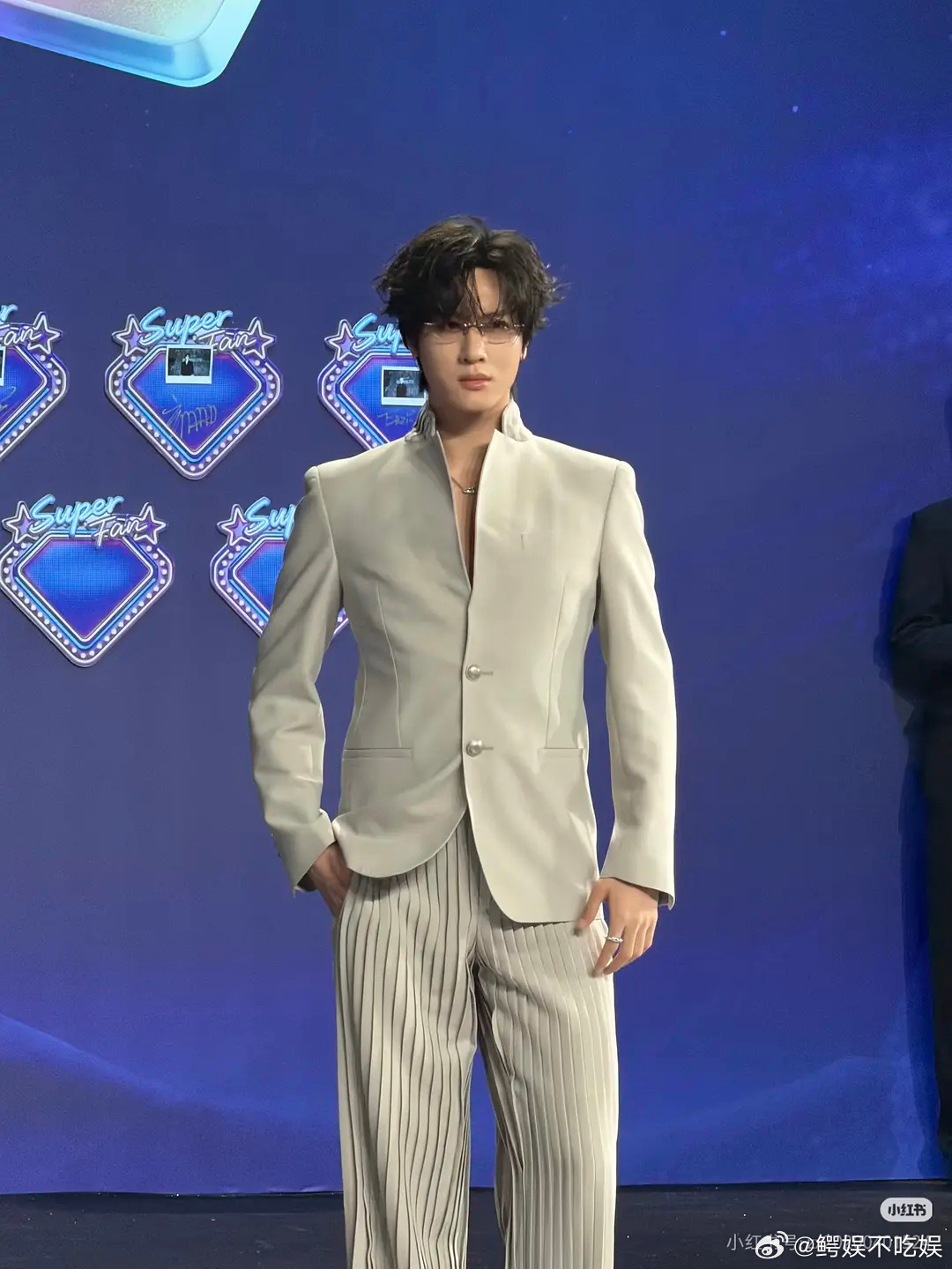 qq音乐巅峰之夜男明星比美，状态最好的竟然是老叔魏晨 