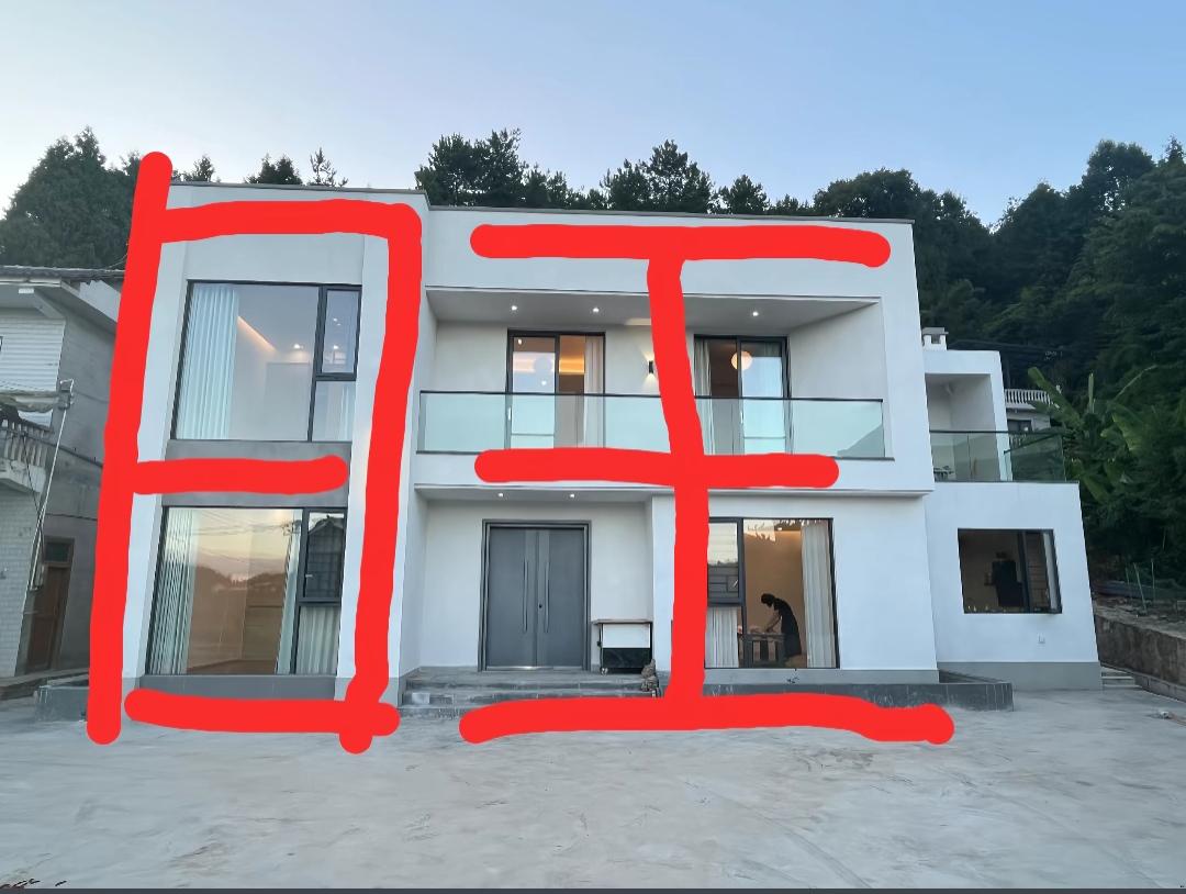 这栋房子好大，有两层呢！人旺福旺，财运旺。建房子是有科学的。房子的结构，地理位置
