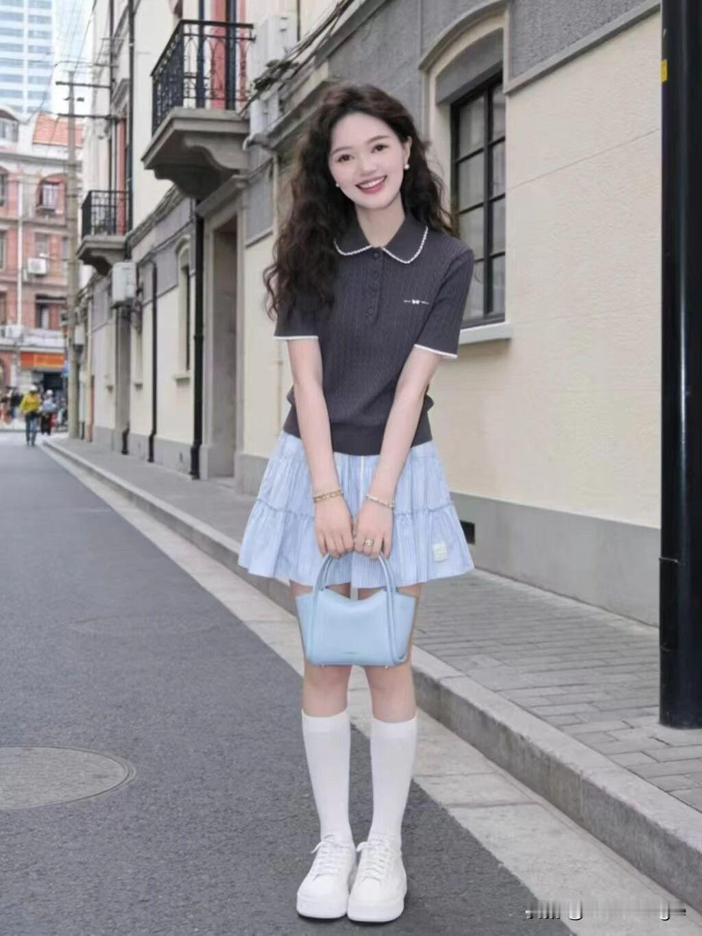 象棋真是个超有趣的玩意儿！棋盘上那楚河汉界，就像一场无声的战场。我曾和朋友杀得昏