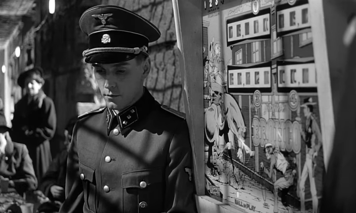 优秀的视觉系的艺术家总是捕捉那些眼睛看不见的东西：时间、信仰、氛围。 