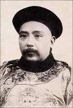 1916年，袁世凯去世的那天夜里，平时打理袁家钱财的五姨太杨氏，趁着满屋子人慌乱