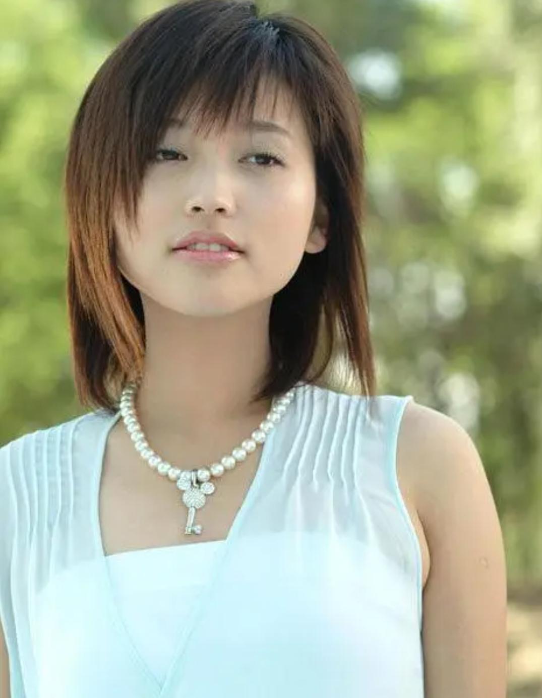 满是心酸！42岁著名歌手江苏走穴，宾客只顾吃席没人搭理娱乐 明星