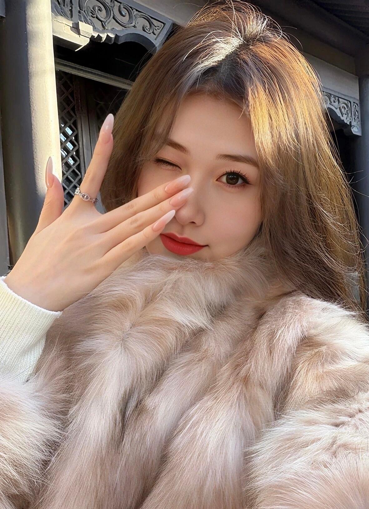 以前觉得美甲又贵又费时间，纯属折腾。可自己做了之后，彻底真香。女生爱美甲，就像乌