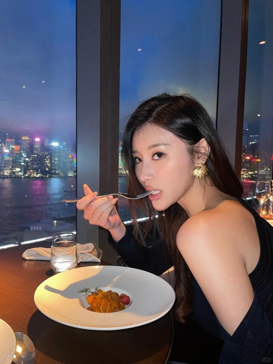 郭珮文过23岁生日！再现扑克脸变身冷面女王