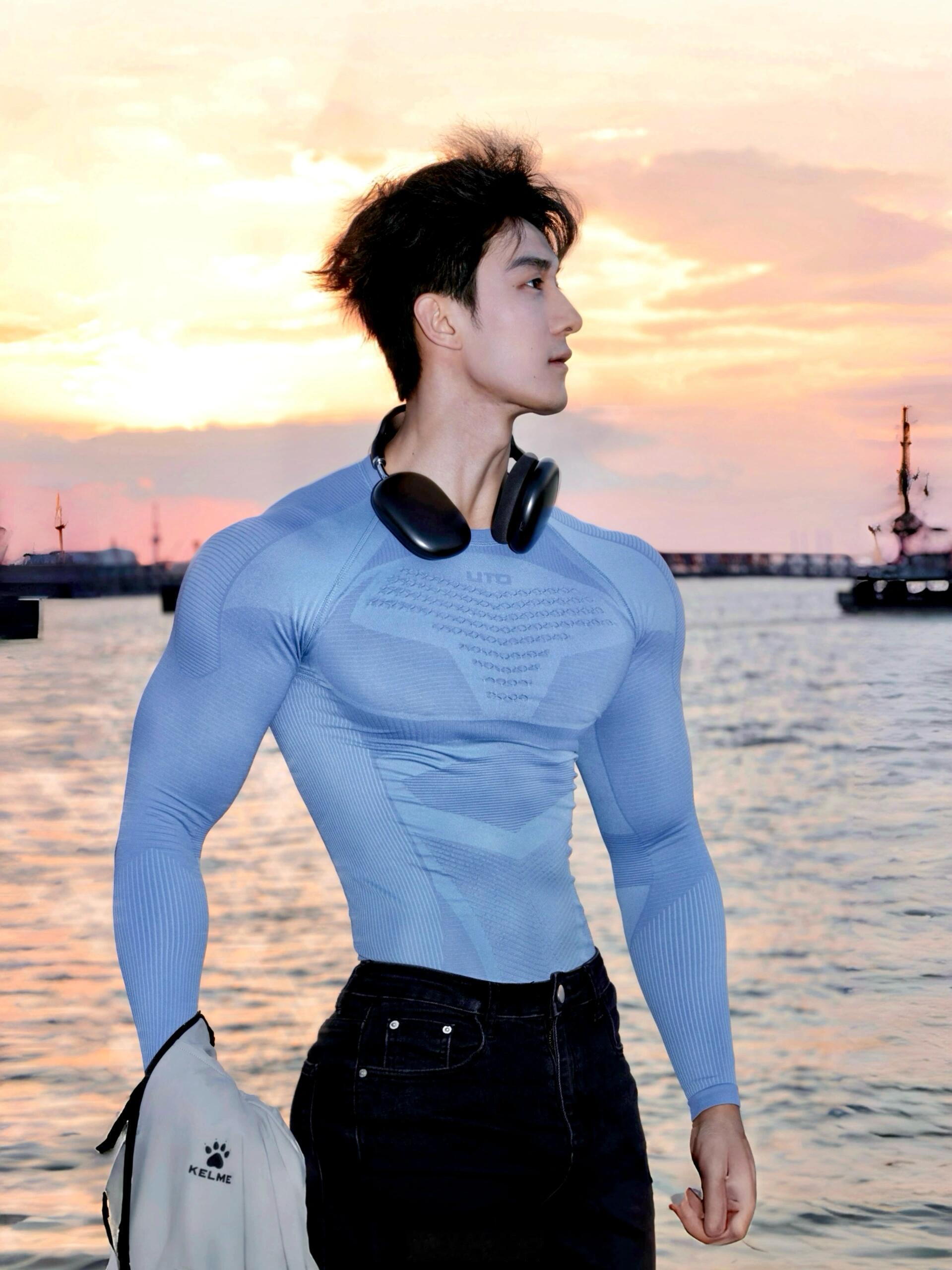 享受海边夕阳。传送门丨高 Lucas ​​​