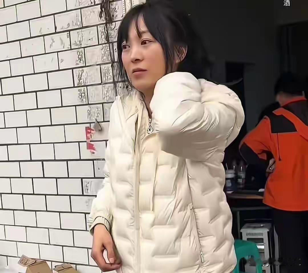 其实，农村过年杀猪也是传统习俗，很正常的事情，不值得大惊小怪的，大家参加杀猪宴只