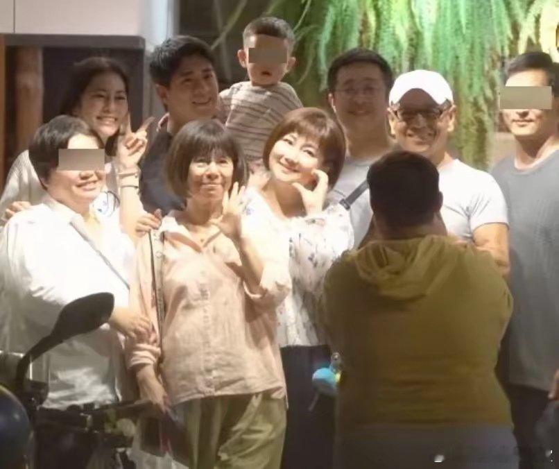 Selina带男友儿子与爸妈聚餐Selina 一家七口同框聚餐，全员笑容暴击！小