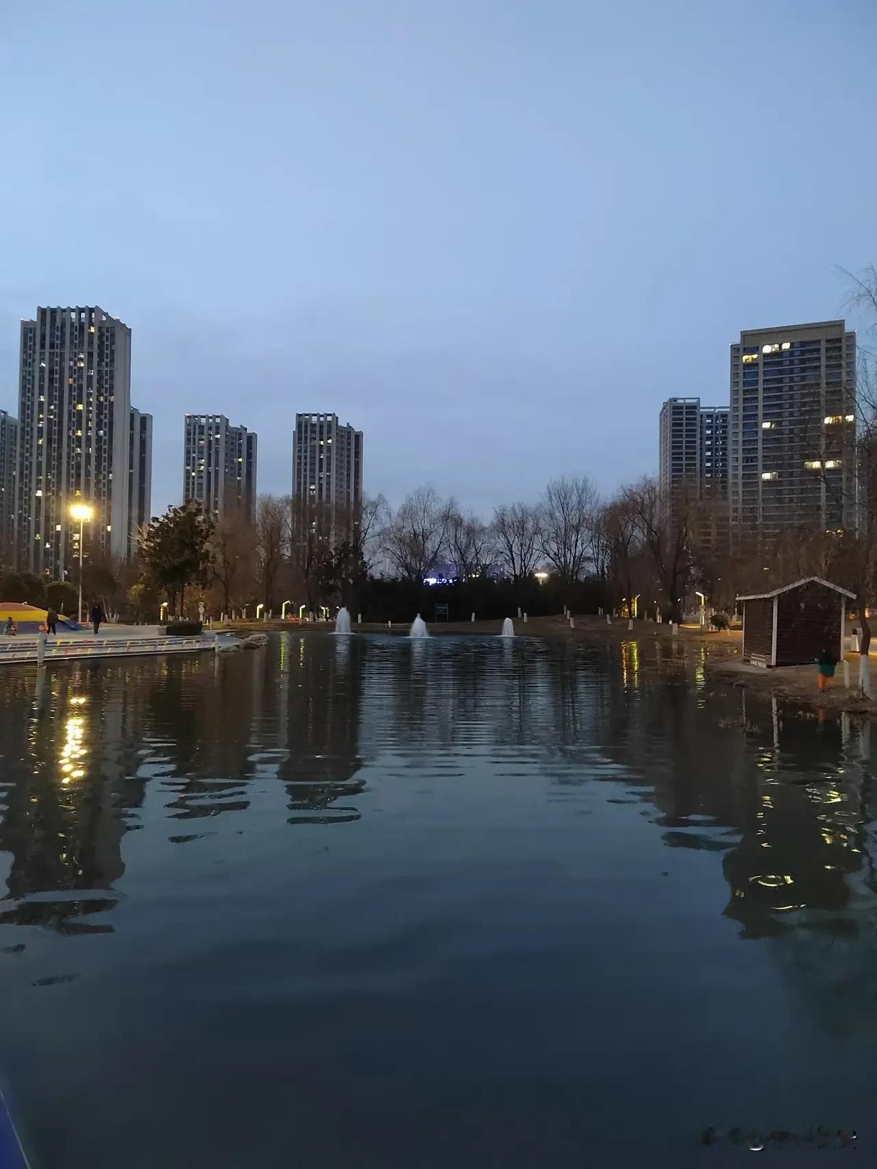 这是长安区哪里啊？看着很现代，江南水乡。
西安就是太缺少水景。
长安区就是最大的