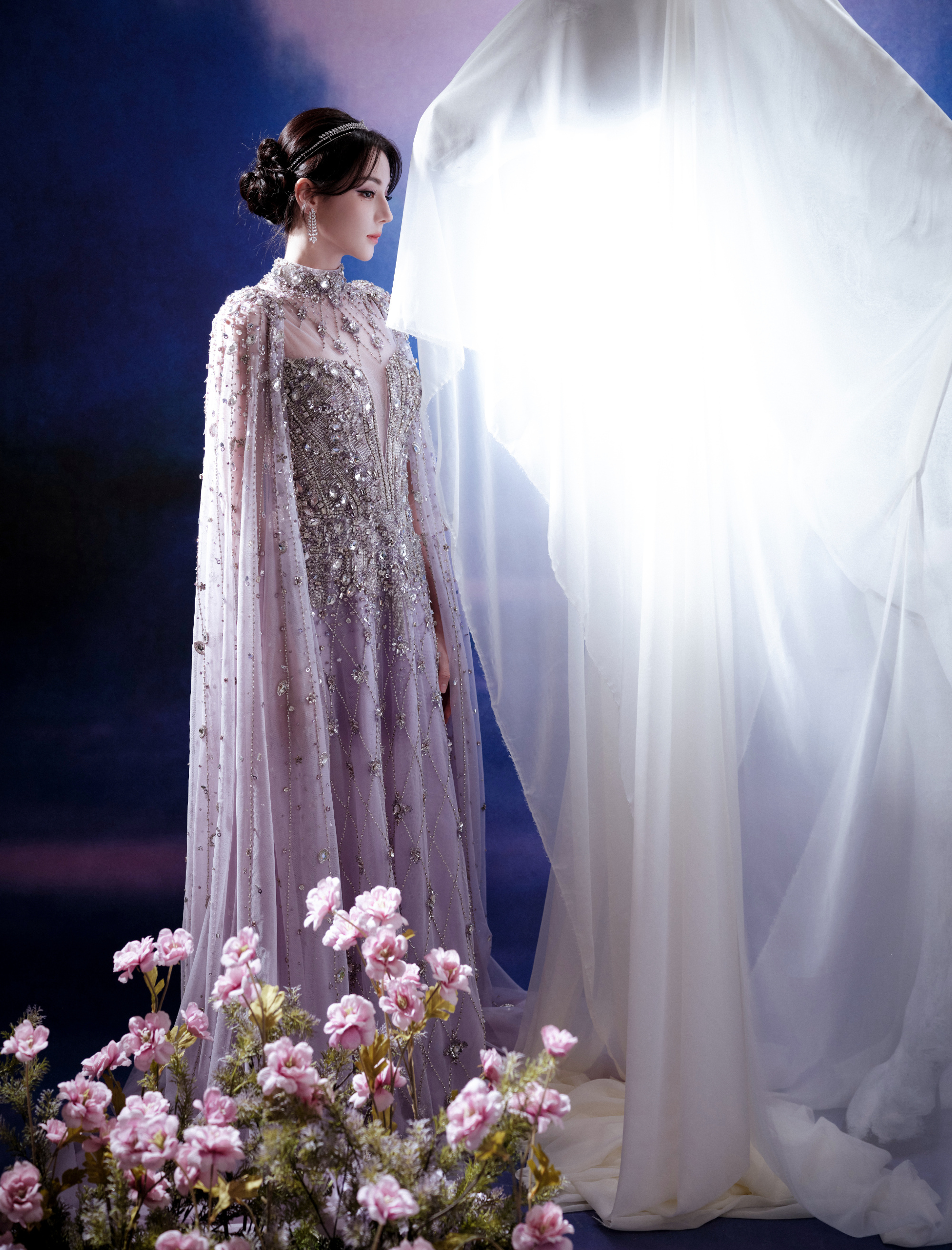 迪丽热巴身披Khaled & Marwan定制紫裙搭配Messika珠宝亮相BO