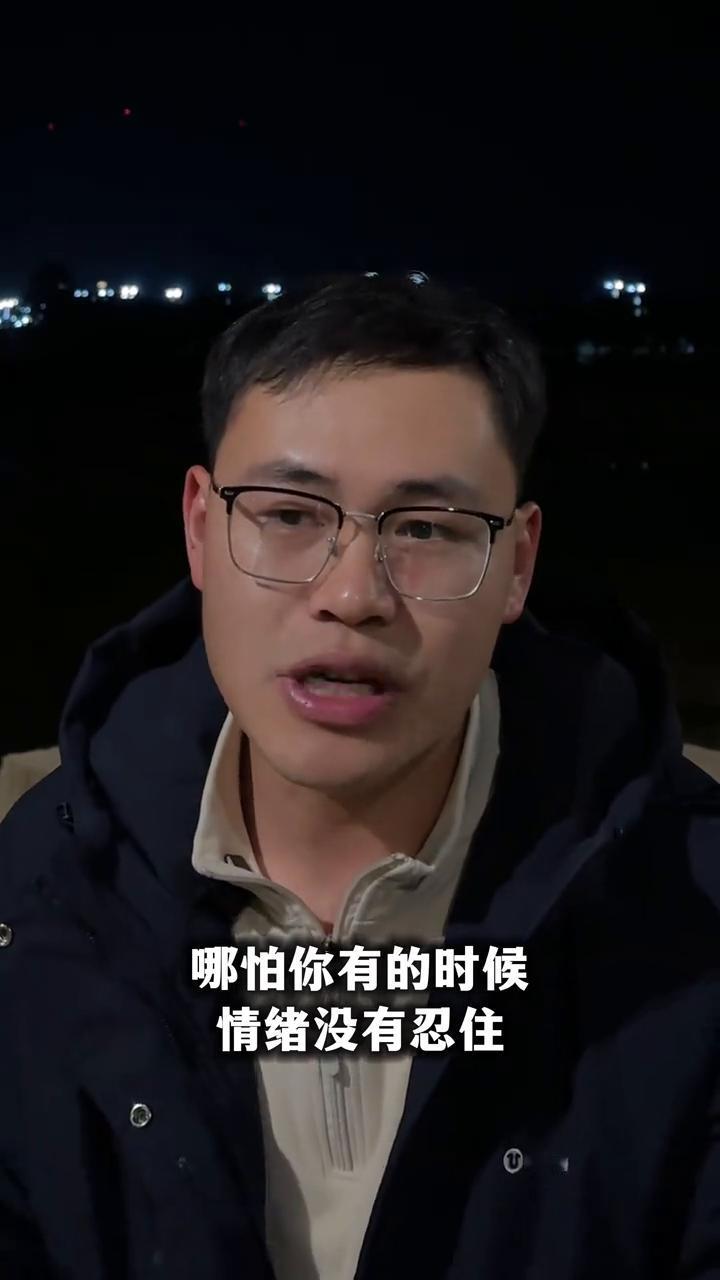 自己带大的孩子才是自己真正的孩子。感情真的不一样，你能感受得到他特别爱你，特别依