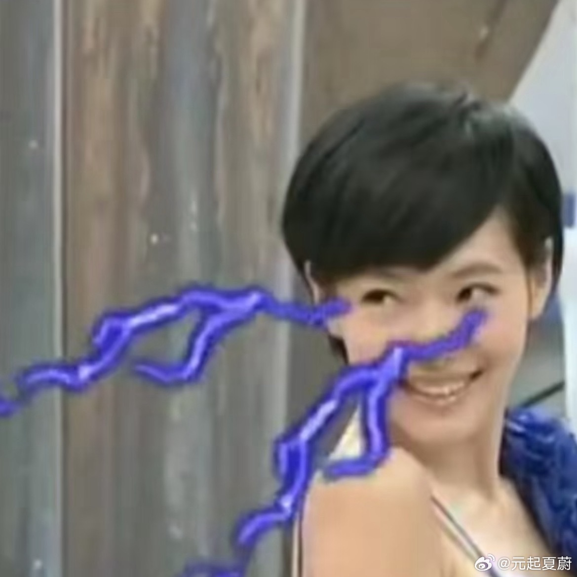 Lisa你一定会去艾美奖现场的对吧？ ​​​