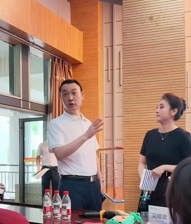董宇辉重返西安外国语大学演讲，视频刷屏全网。看完现场细节，很难不动容。
这不是一