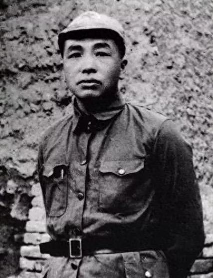 一天，彭德怀去卫生部找副部长傅连暲，门口哨兵不认识他，竟不让他进去。傅连暲赶紧跑