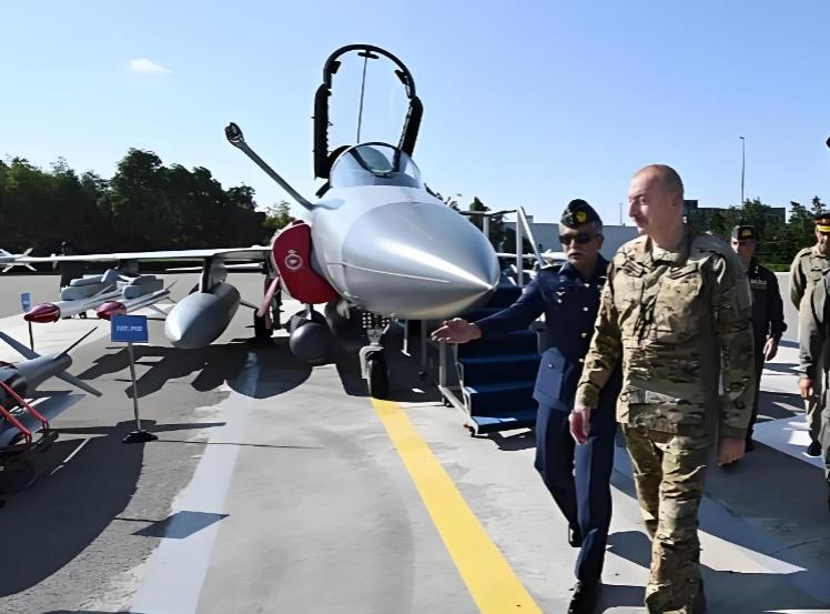 伊朗空军悲壮出击！一架架老旧战机，拖着黑烟，轰鸣着升空了，在各国空军早已是迭代发