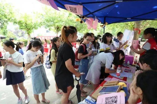 又是一年开学季，家长送学生上学的真多。