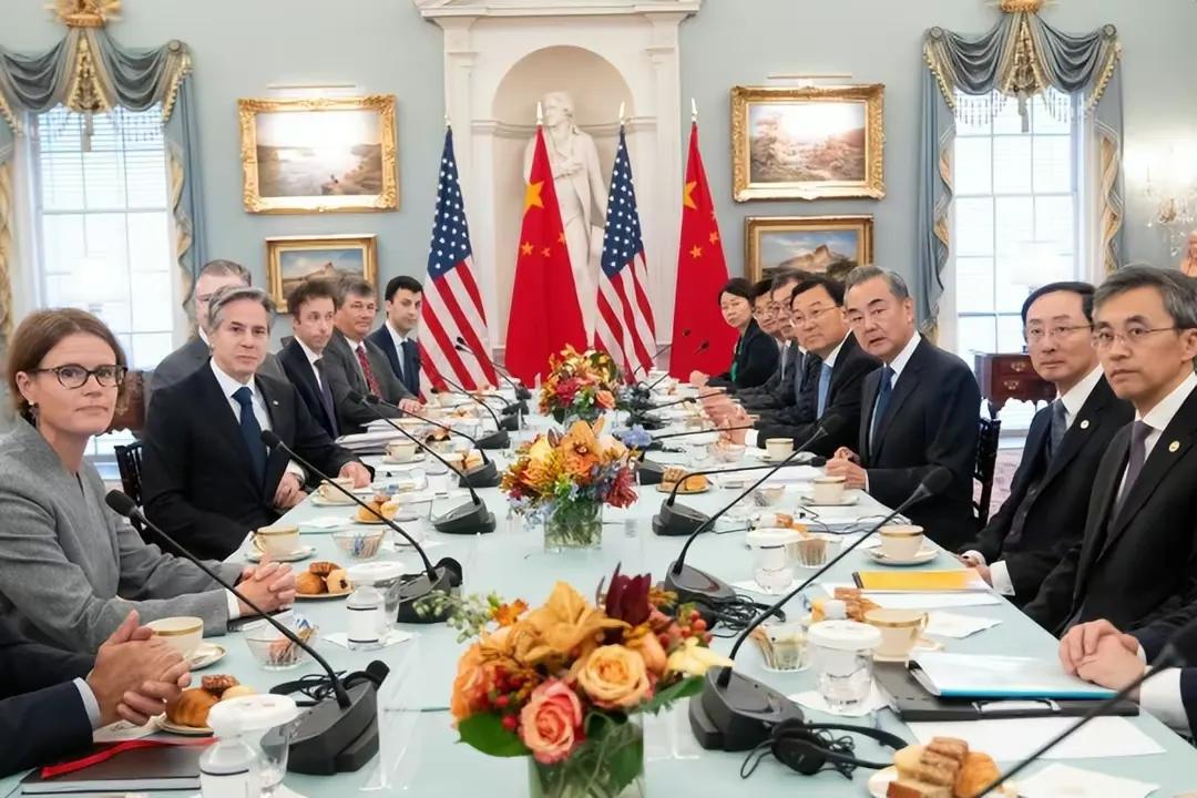 王外长受邀访问美国时，美方人员接待规格逐级提高，从布林肯到沙利文再到总统拜登，而