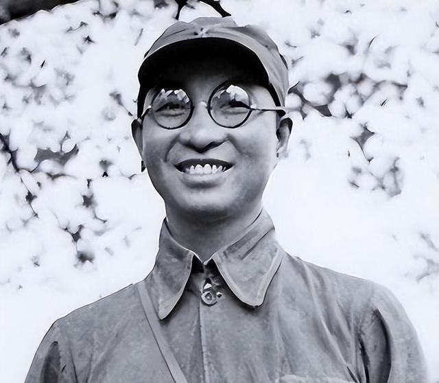 17岁那年，她从战场上背回一名重伤员。解放后，那位后来成为开国大将的伤员回来报恩