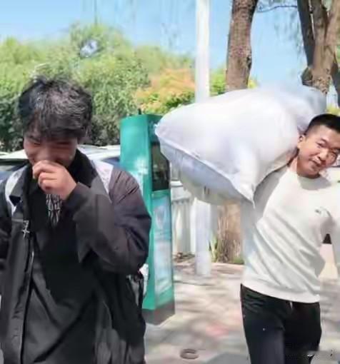 22岁侄子送19岁小叔上大学，最近河南某大学开学，22岁的叔叔扛行李送他19岁的