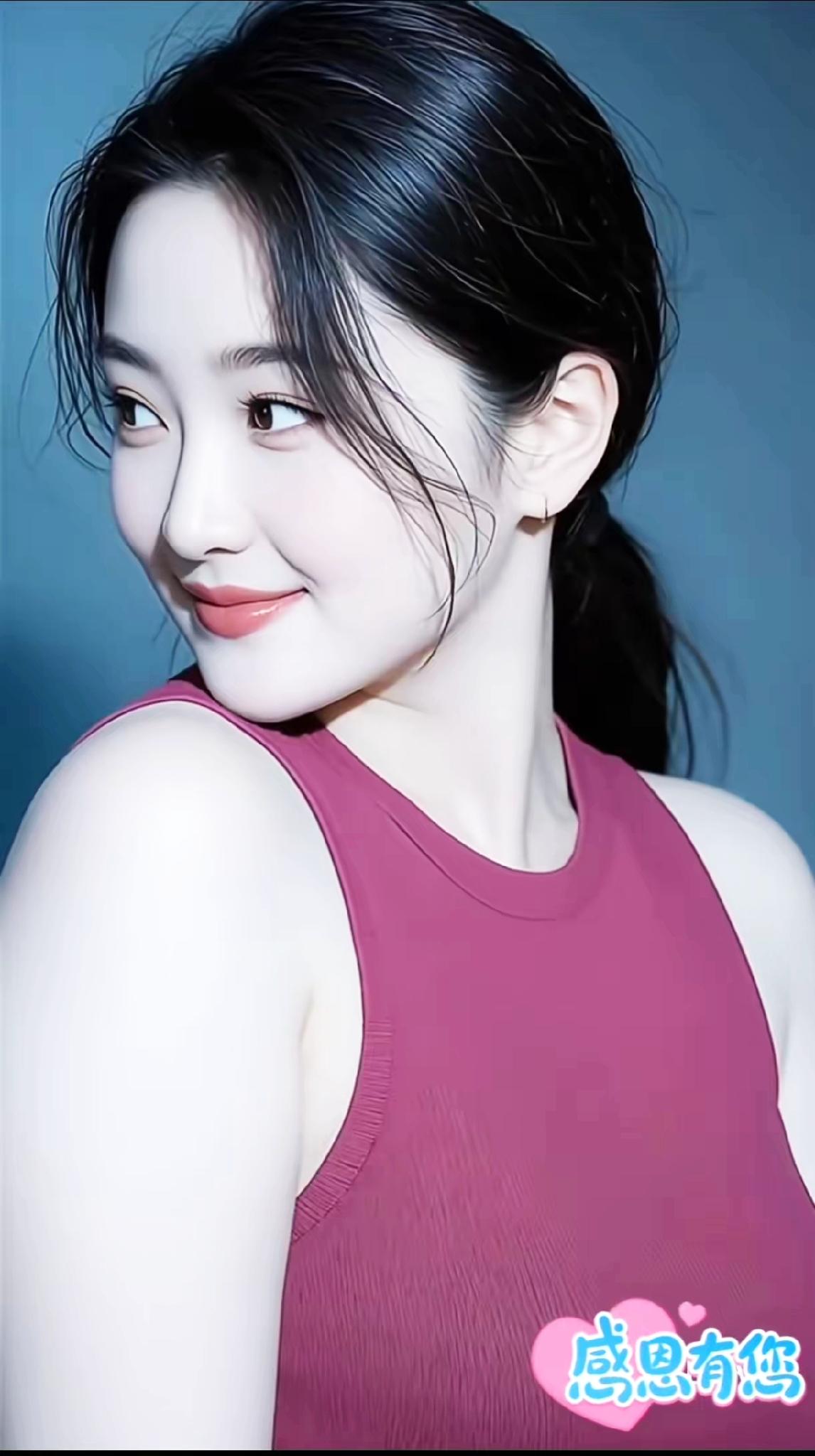 温柔甜美的少女，粉色背心搭配，感恩有你