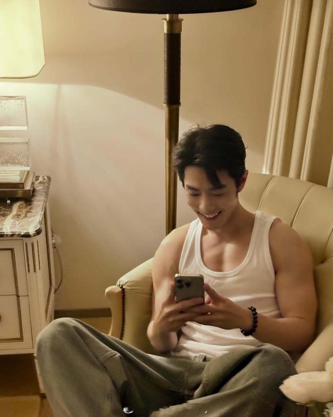 温润正统型（肖战款）男生相处攻略1、温润内敛、外柔内正的传统型男生这类看着温和儒