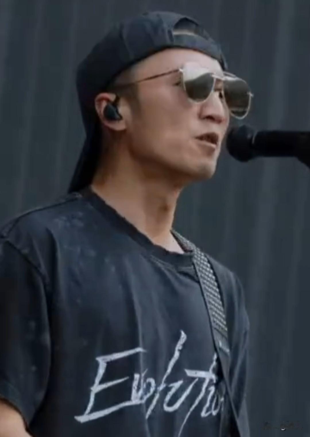 谢霆锋青岛演唱会开唱了


谢霆锋遵守爸爸的遗愿，今晚演唱会Show开唱，给粉丝