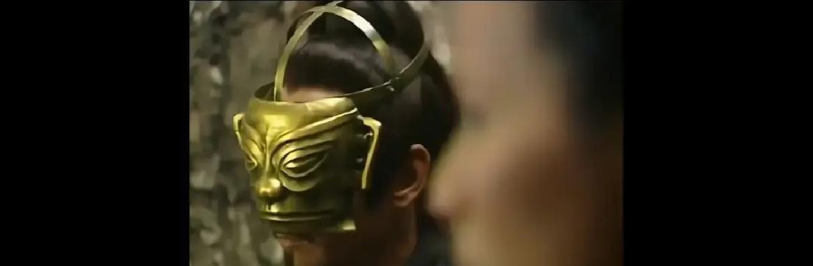 青铜面具直接砸在你脸上。
不是比喻。2001年《寻秦记》道具间里落灰的那张脸，三