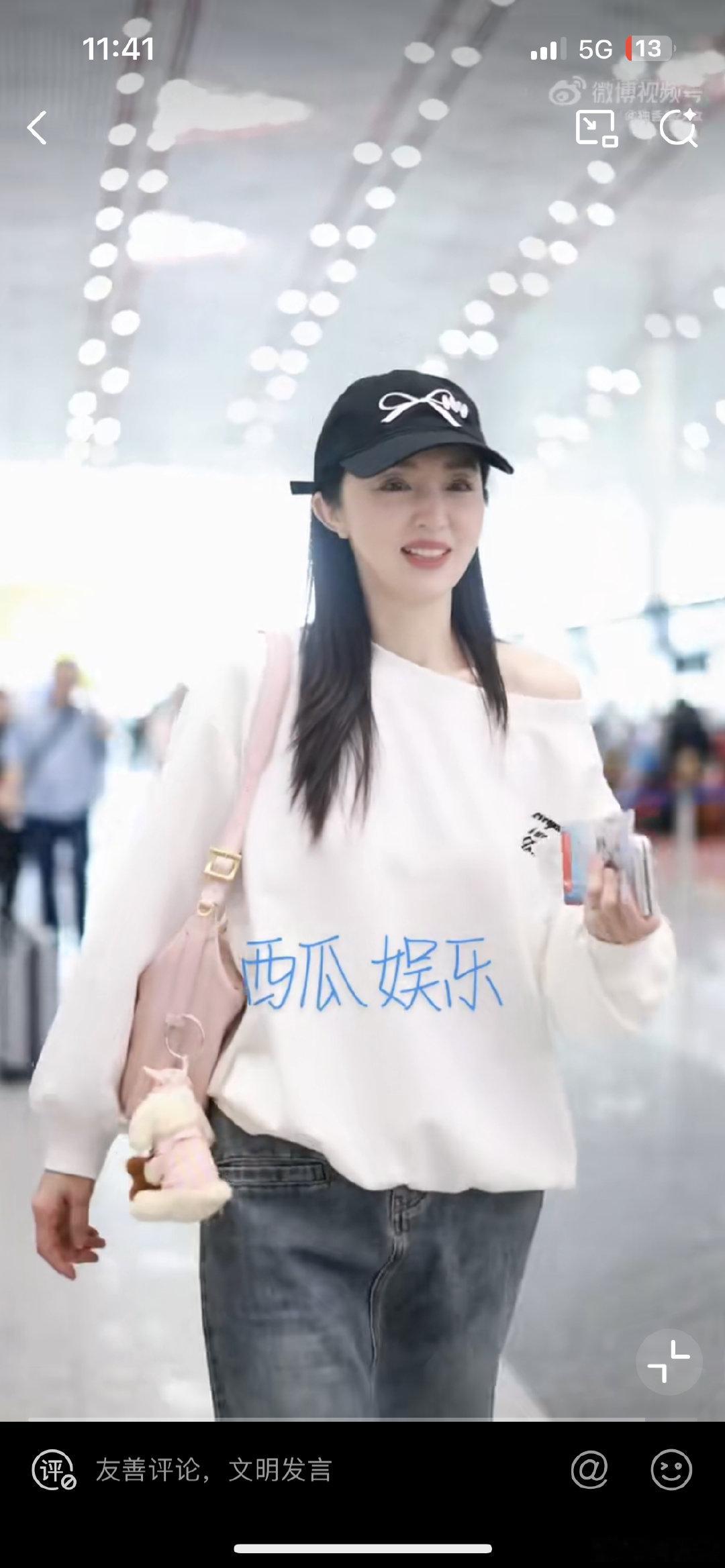 董璇戴着婚戒董璇机场婚戒安排上了！状态看着就不错，网友别乱猜啦董璇机场戴了婚戒 