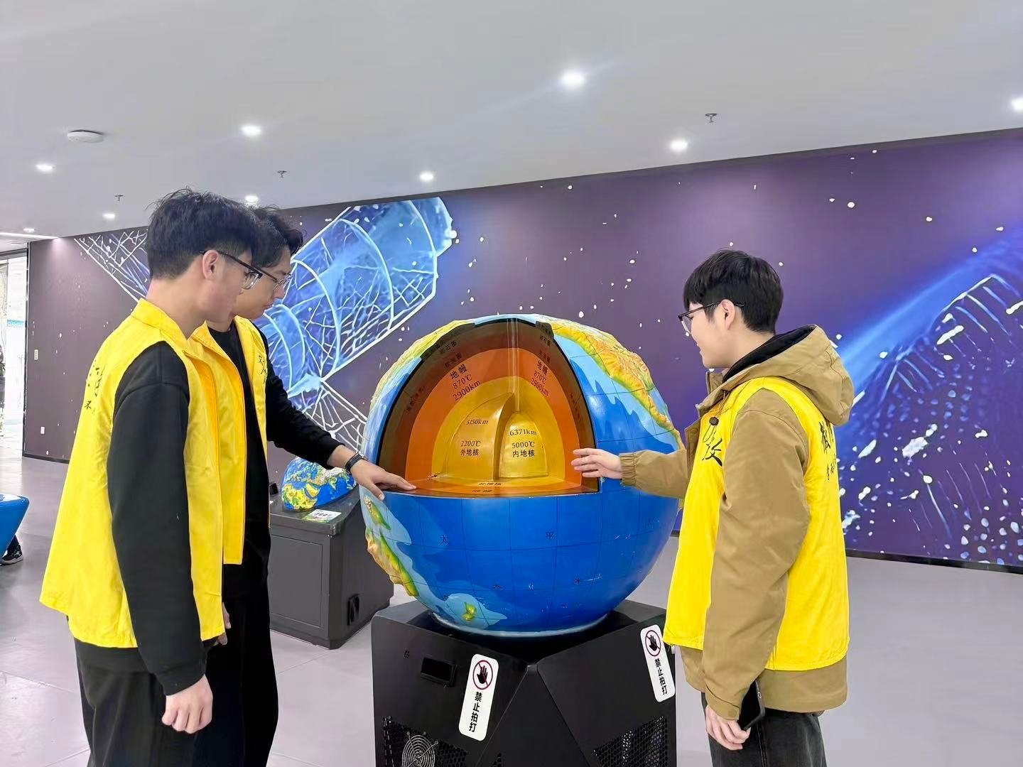 秦岭笑谈 【以科技为媒 承教育初心】——曲园教育学子在济宁科技馆架起理论与实践的