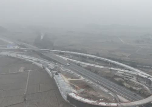 新年伊始，三湘大地的高速公路建设现场热潮涌动，零道高速、桂新高速等重点项目以“开