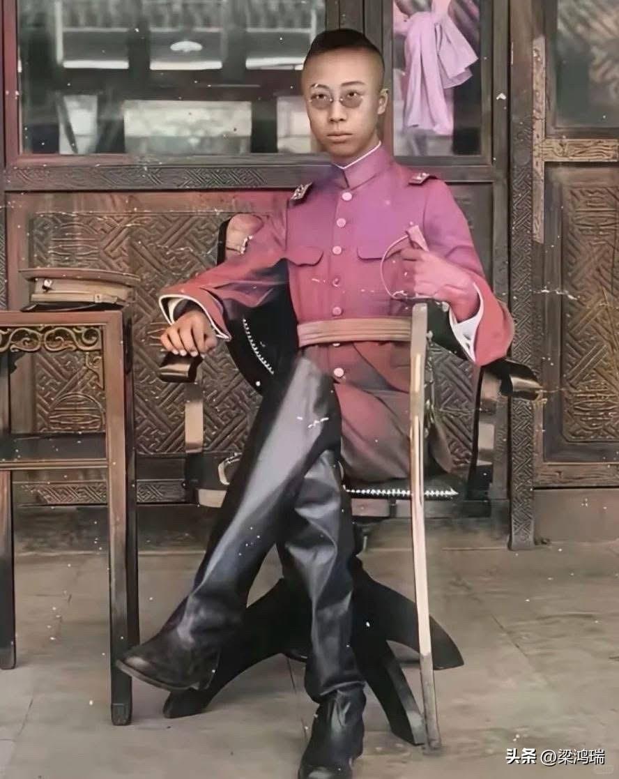 1924年，18岁的溥仪坐在故宫，拍下了这张照片。此时的他，剪去了大辫子，小背头