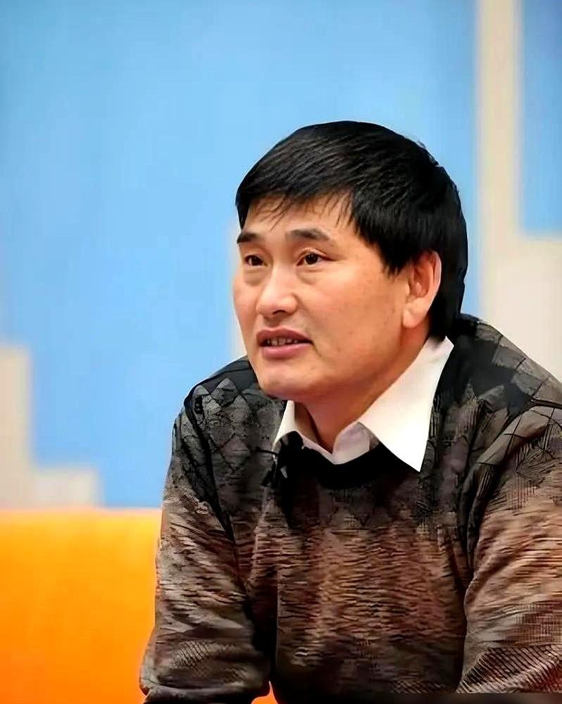 大衣哥这人，精得像鬼，又傻得可爱。
外头那些人把商演报价往三四十万疯抬，他偏偏死