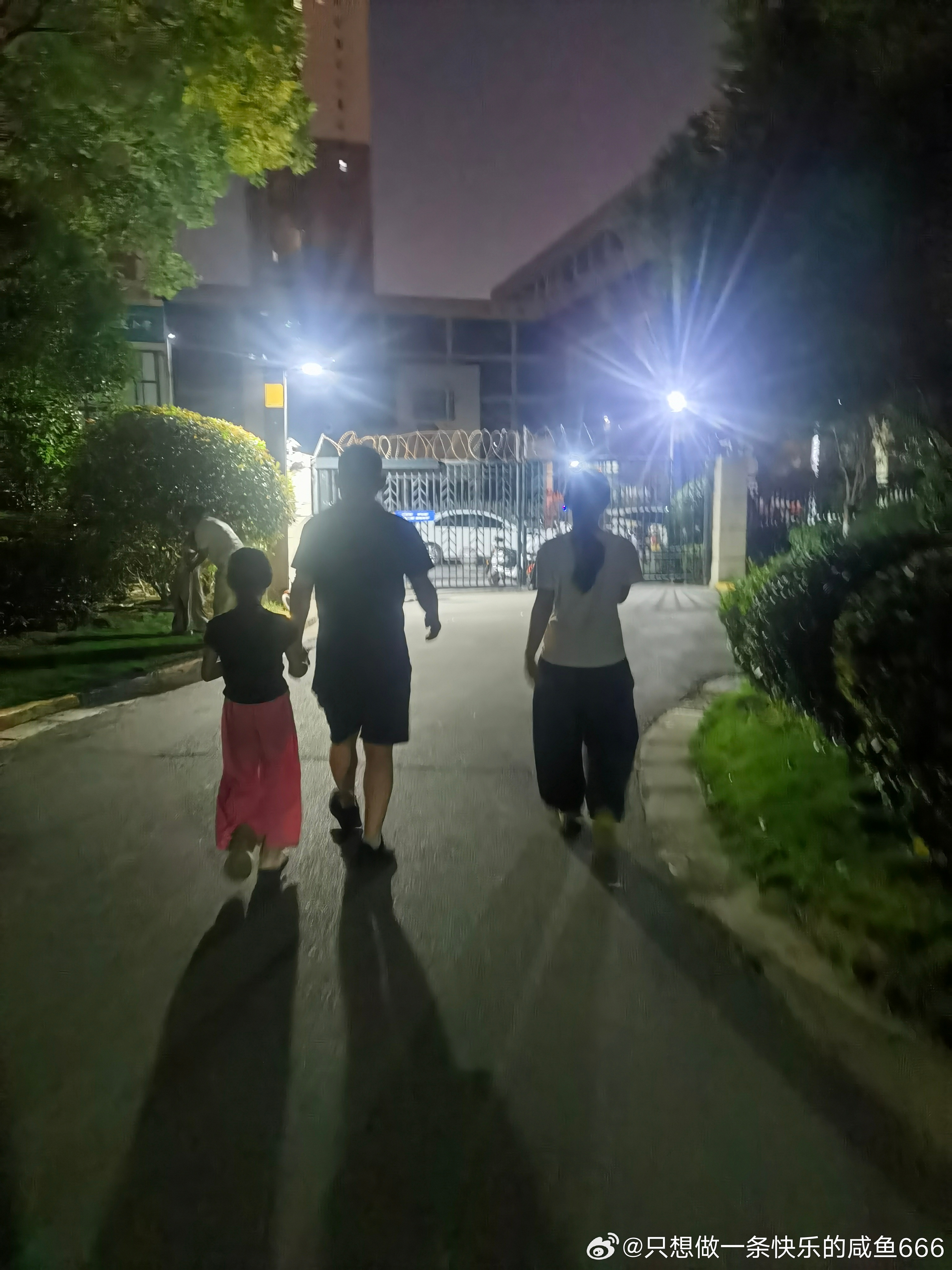 老二还愿意牵手，老大已经脱离我们老远了