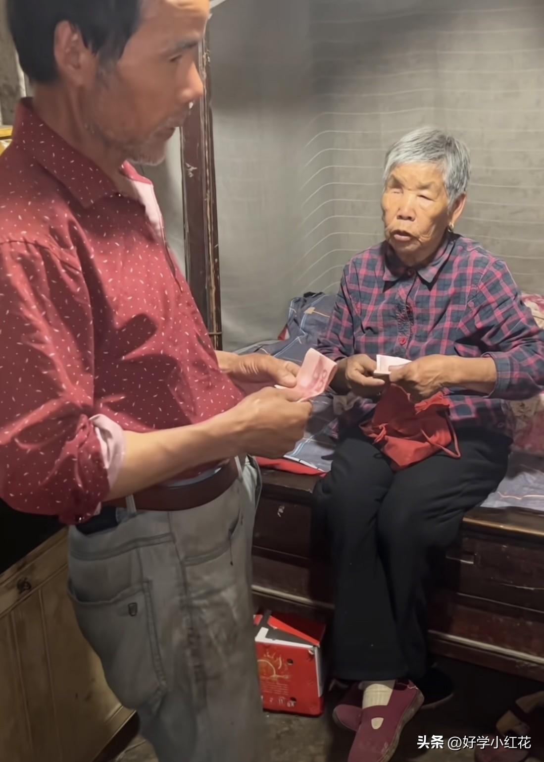 55岁叔叔伸手向90岁母亲要钱买烟

无意间刷到一位孙女吐槽自家叔叔，看完心里倍