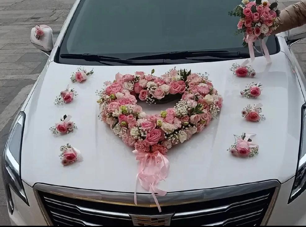 河北廊坊一对新人婚车被拦，拦车者索要50条香烟，不给就不让走，双方僵持一小时，新