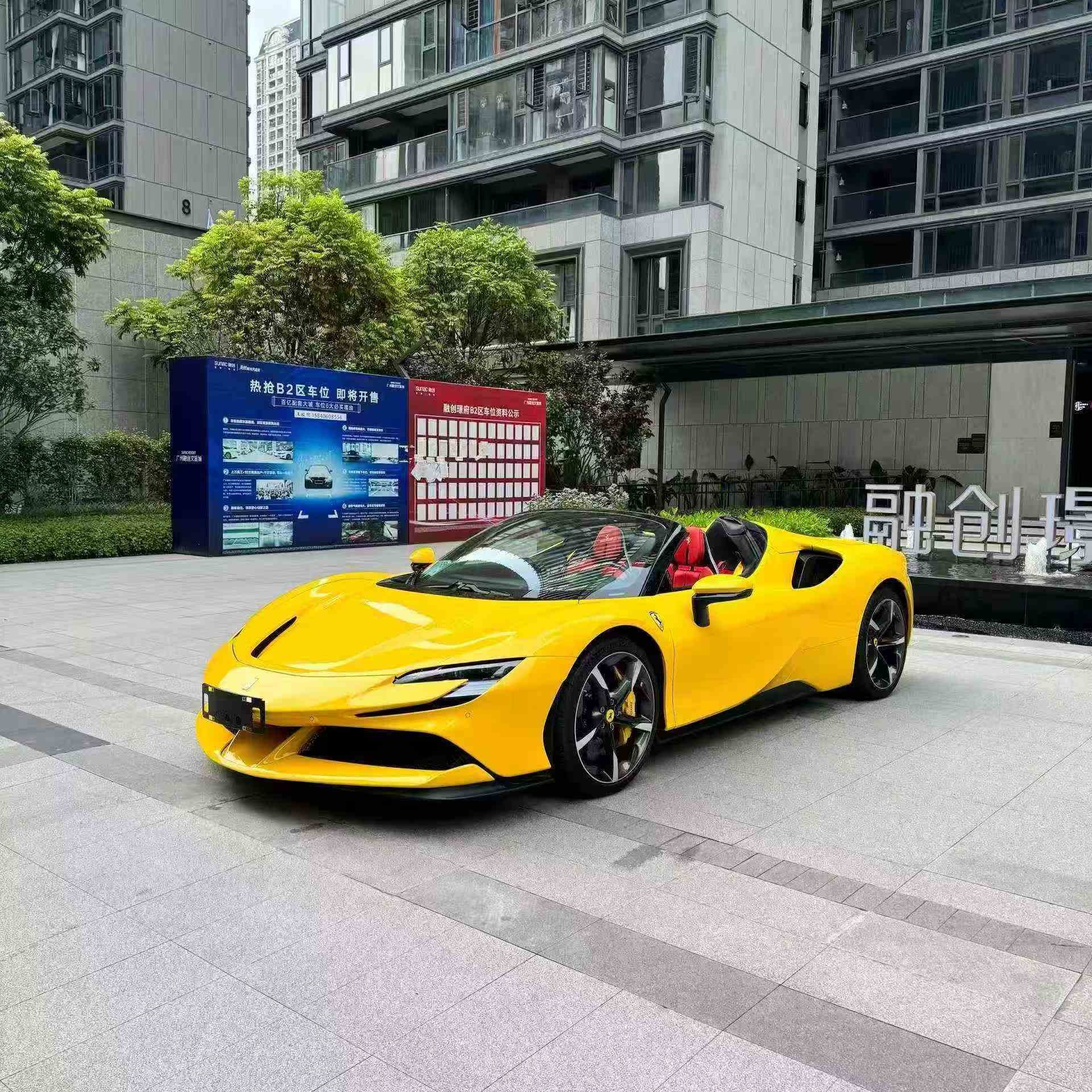 法拉利SF90敞篷、高定配色，谁能拒绝 