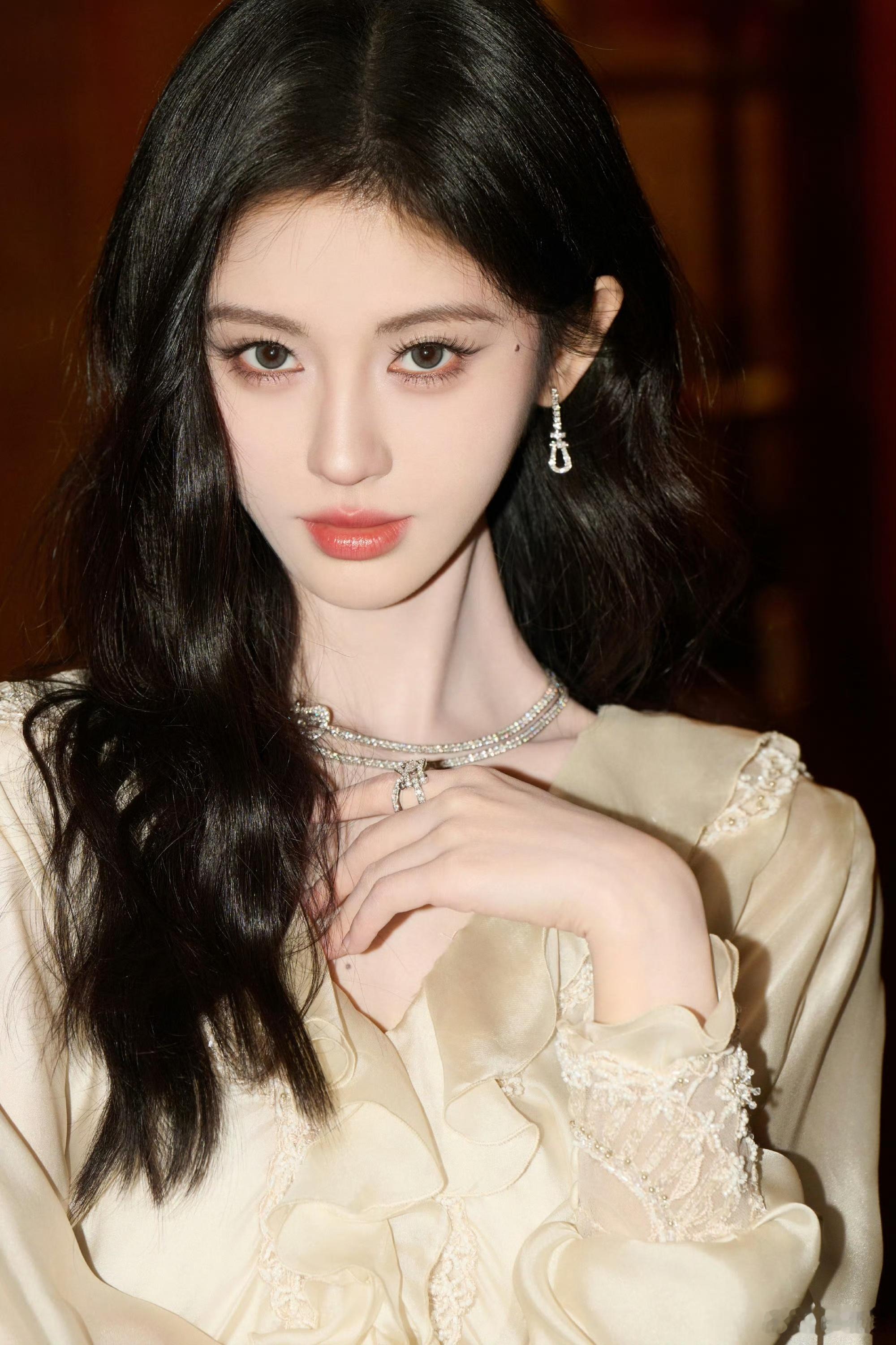 网传鞠婧祎B站跨年 这个跨年最期待的就是鞠婧祎的舞台了！每次她的唱跳表演都能燃爆