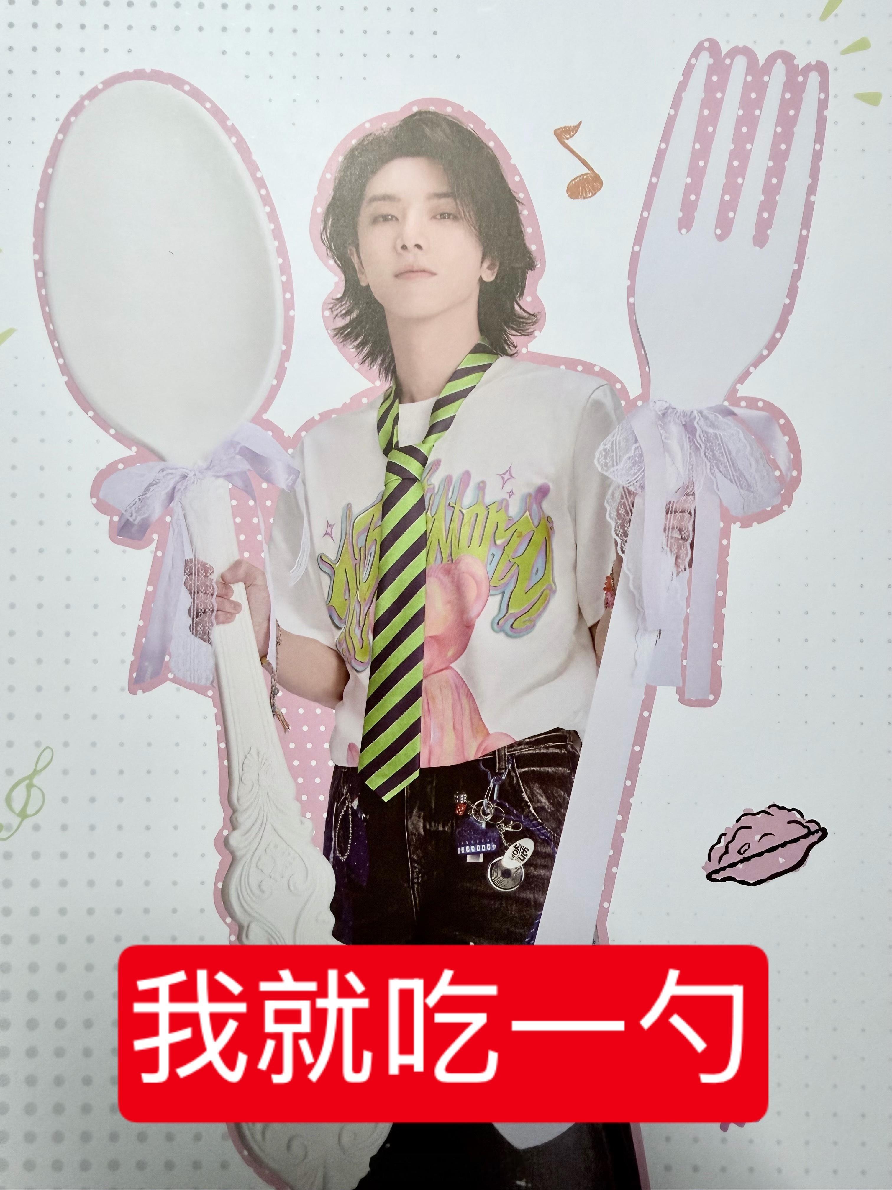 才发现卡册背面是这张哈哈哈哈哈哈哈 