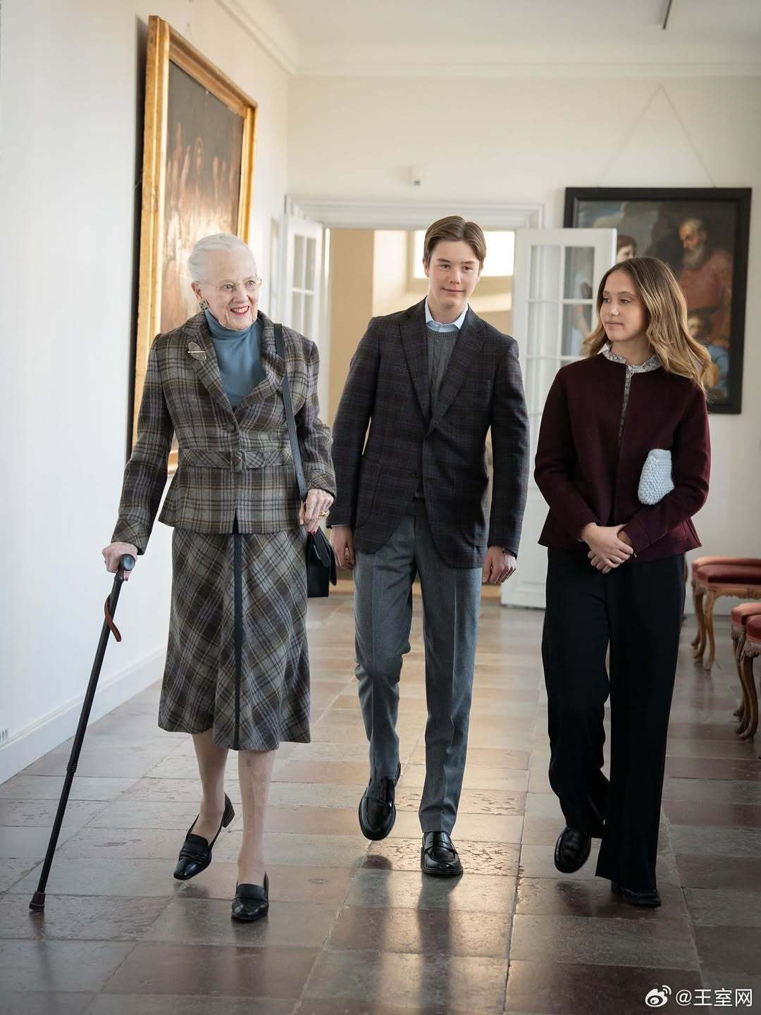 丹麦王室 🇩🇰4月18日，文森特王子和约瑟芬公主将举办坚信礼仪式。世界各国王