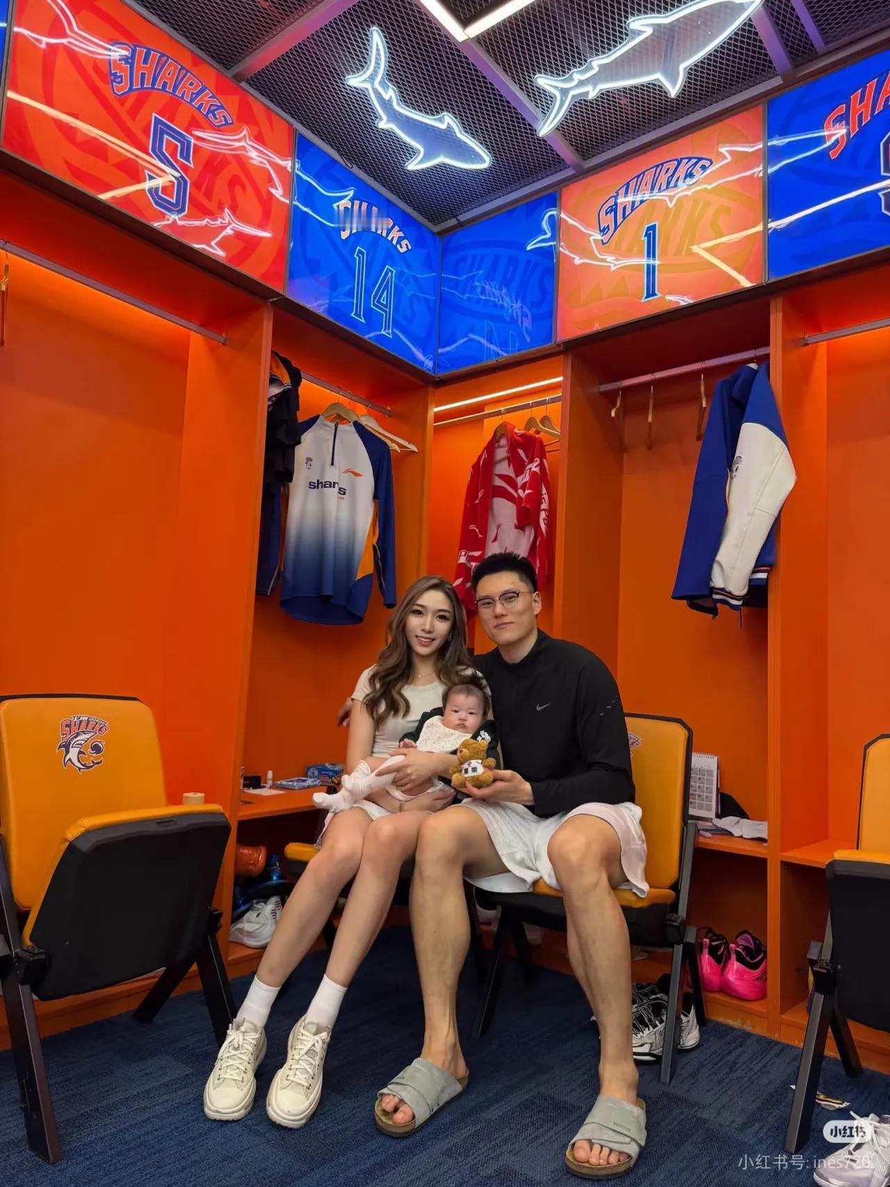 没想到这个上海男篮icon球员李弘权icon的老婆这么漂亮，身材这么好啊，男才女