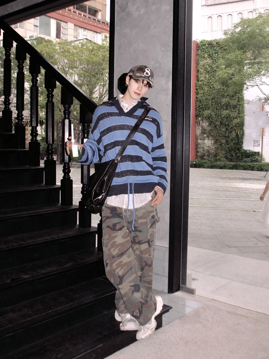 小帅和朋友出门了